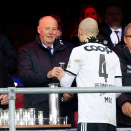 2. desember: Kong Harald kan dele ut Kongepokalen til Tore Reginiussen og Rosenborg etter cupfinale mot Strømsgodset på Ullevaal stadion. Foto: Fredrik Hagen / NTB scanpix